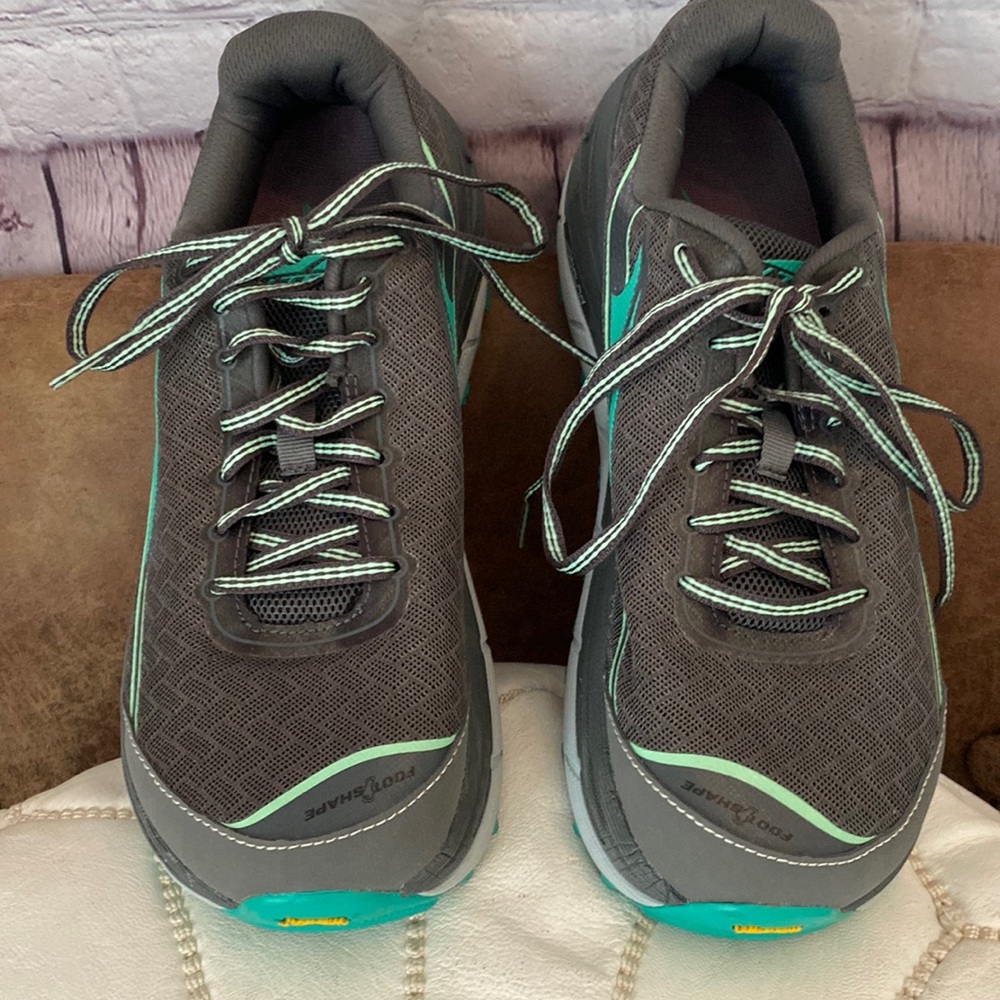 Altra Walking Sneaker, Nearly Brand New, only worn once